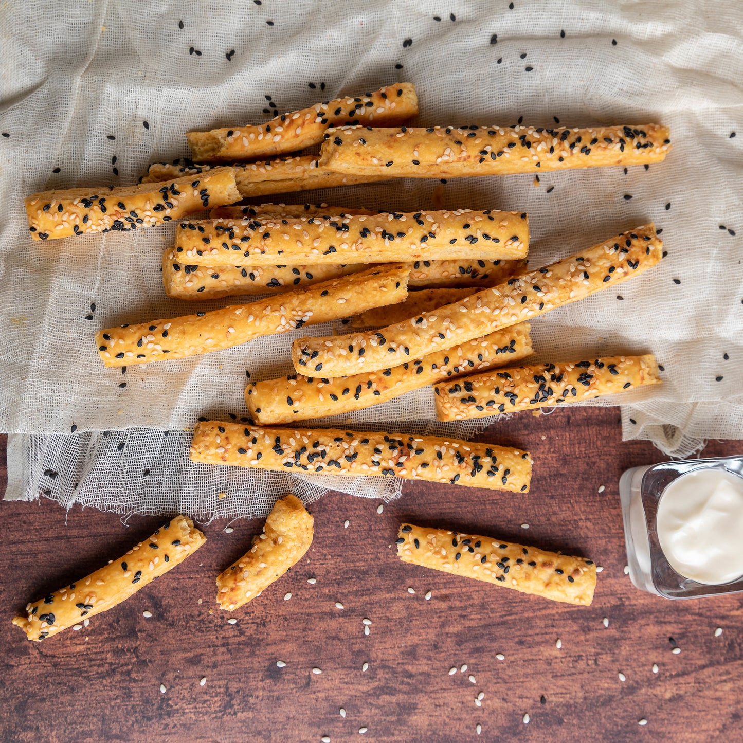 SESAME SEED CHEESE CRACKERS