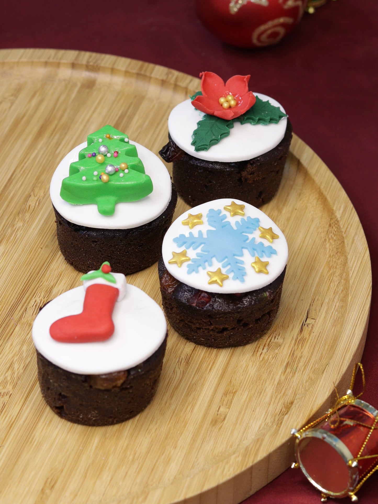 MUFFINS W/FONDANT